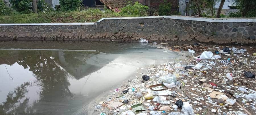 pencemaran air dari sampah yang dibuang ke sungai