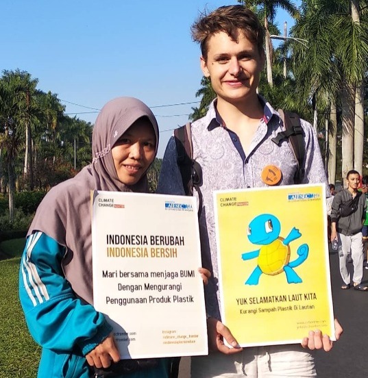 mendukung organisasi lingkungan